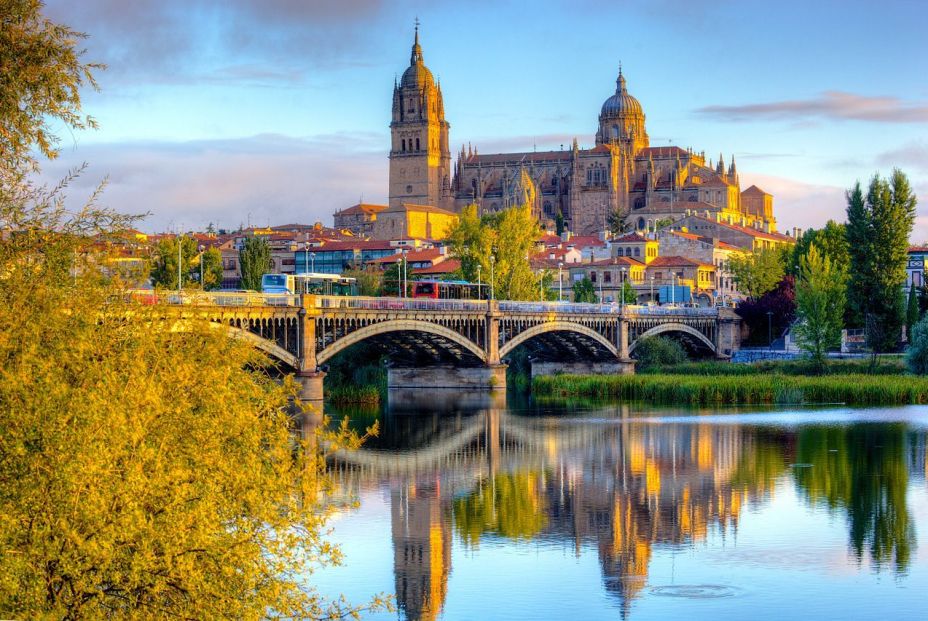 Catedral de Salamanca desde el Tormes, una de las ciudades españolas más baratas para hospedarse en primavera (Creative Commons)