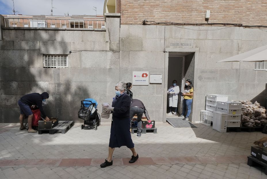 Crece el número de abuelos en las "colas del hambre", según la Fundación Madrina. Foto: Europa Press