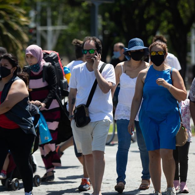 EuropaPress 3808557 turistas sevillanos mascarillas calles sevilla primer dia no obligado uso (1)