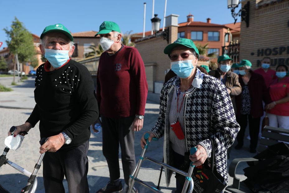 EuropaPress 3687376 varios ancianos residencias grupo casaverde navalcarnero madrid visita zoo