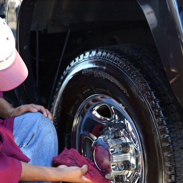 Cómo limpiar las llantas del coche fácilmente Foto: bigstock