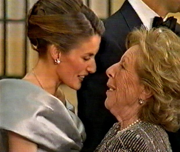 EuropaPress 3857764 letizia ortiz muy emocionada abuelas entrada cena gala antes boda