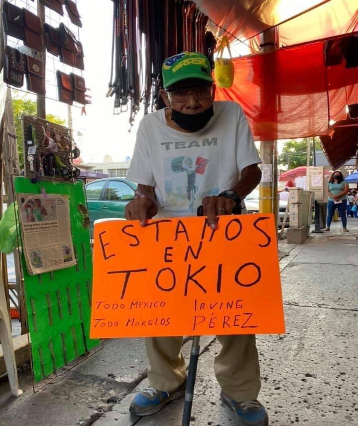 La tierna imagen de un abuelo apoyando a su nieto, triatleta en los Juegos Olímpicos