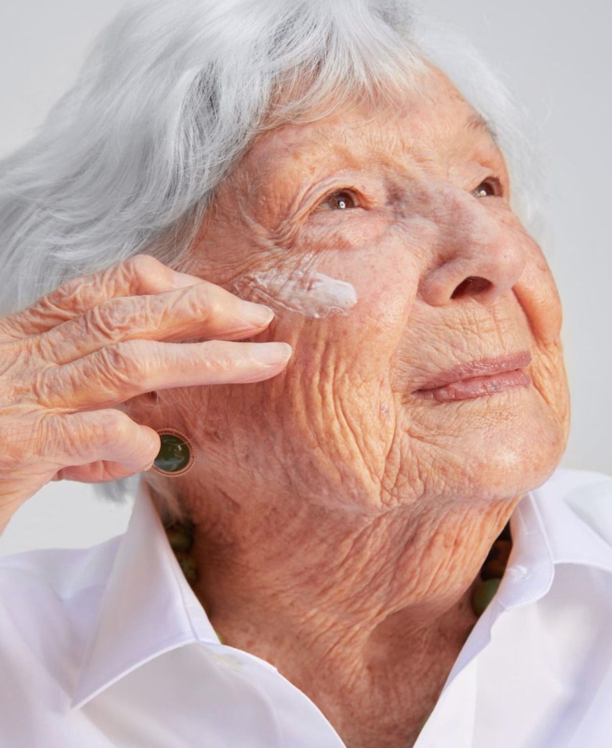 Una mujer de 99 años se convierte en la modelo de maquillaje más longeva del mundo