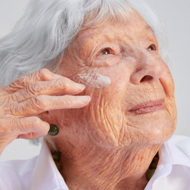 Una mujer de 99 años se convierte en la modelo de maquillaje más longeva del mundo