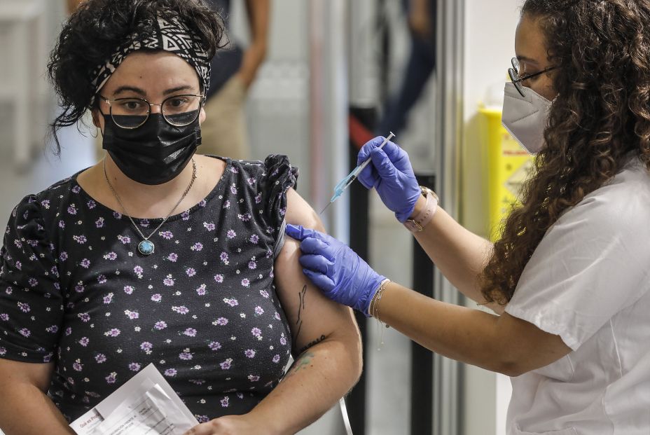 EuropaPress 3858676 mujer recibe vacuna contra covid 19 dispositivo puesto marcha ciutat les