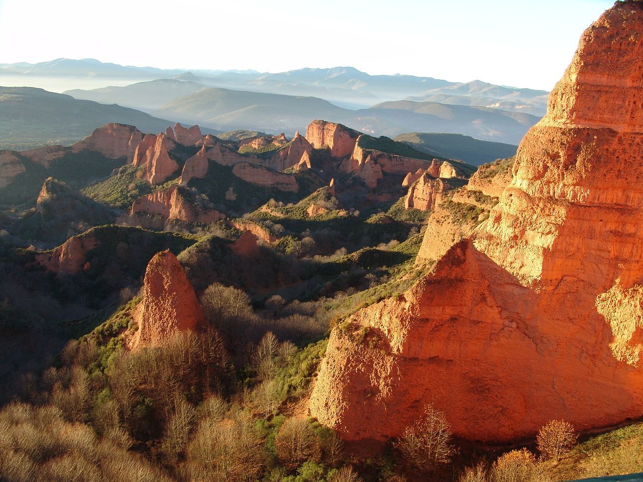 El paisaje rojizo de Las Médulas muestra la mayor explotación aurífera del Imperio Romano2 (Wikimedia Commons)