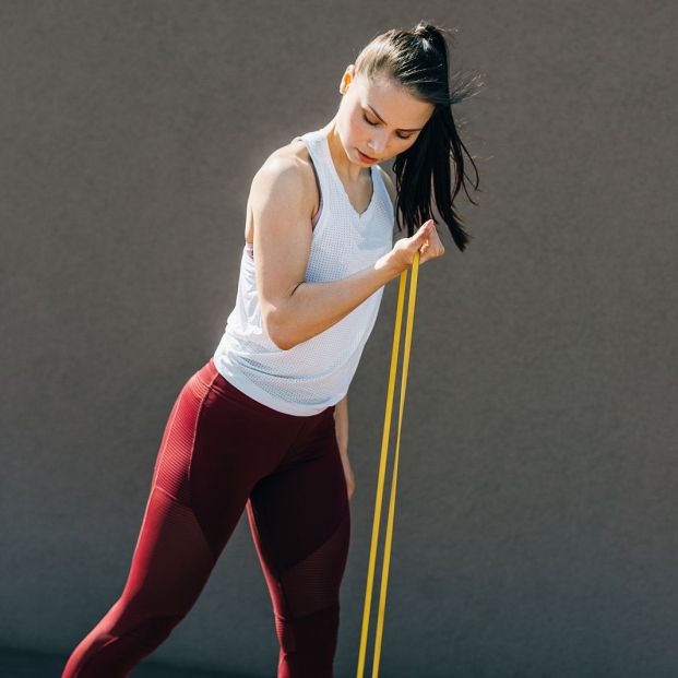 Incluye las bandas elásticas para aumentar la eficacia de tus ejercicios Foto: bigstock