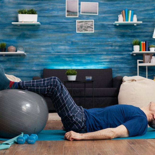 bigstock Abdominales con pelota de pilates