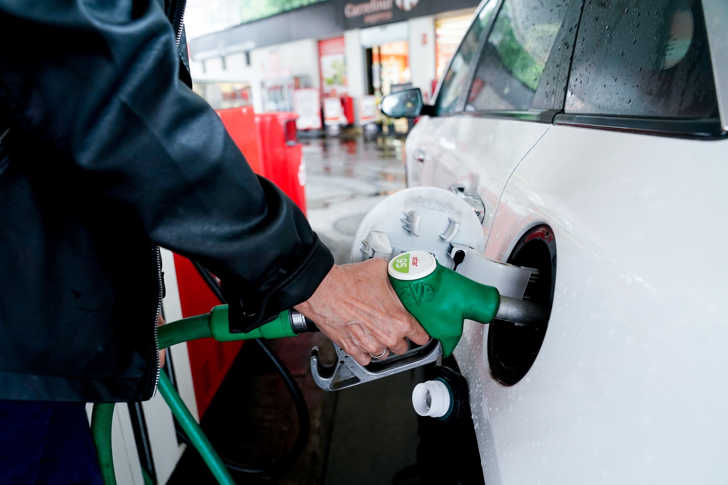 Llenar el depósito de gasolina, hasta un 21% más caro que el año pasado