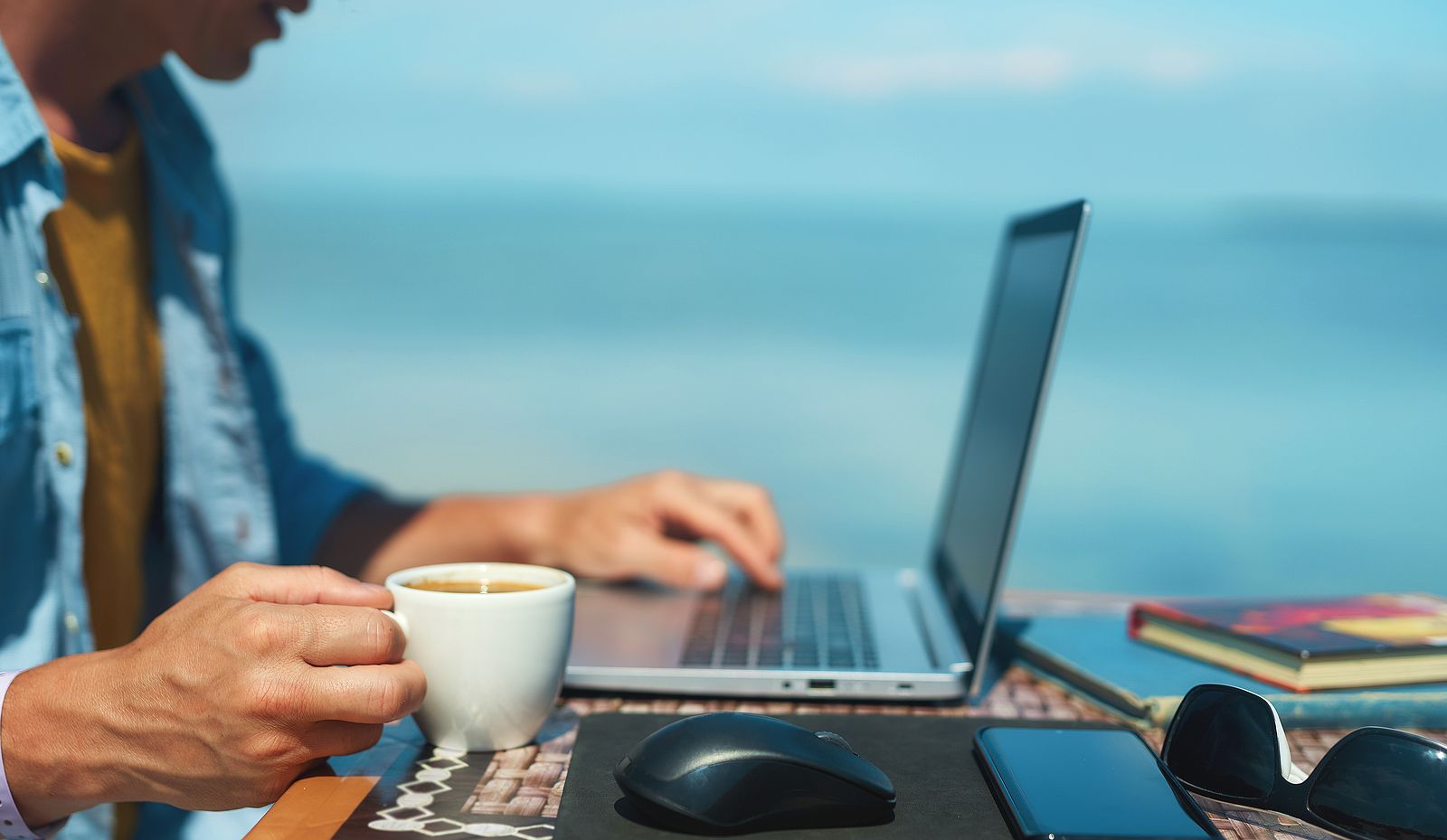 Qué hacer si el sol te impide ver la pantalla del portátil o de la tablet (Foto: BigStock)