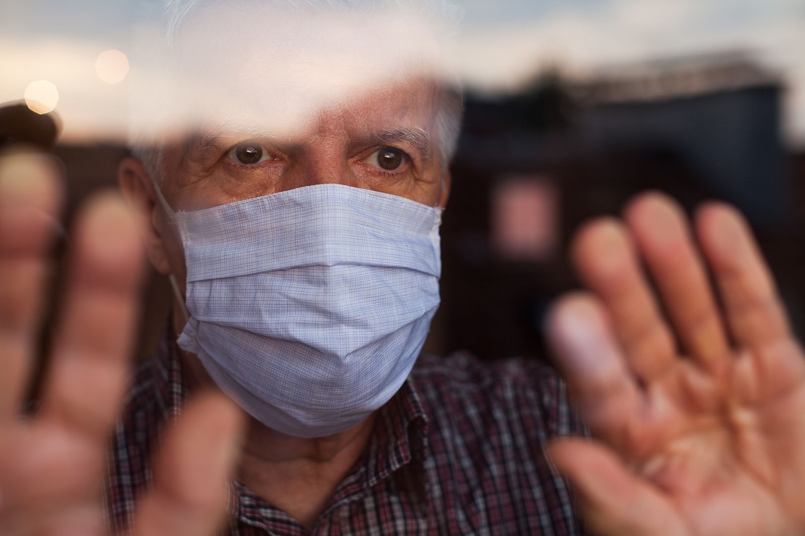 Familiares de persones mayores que viven en residencias, Medalla de Honor de Barcelona (Foto Bigstock)