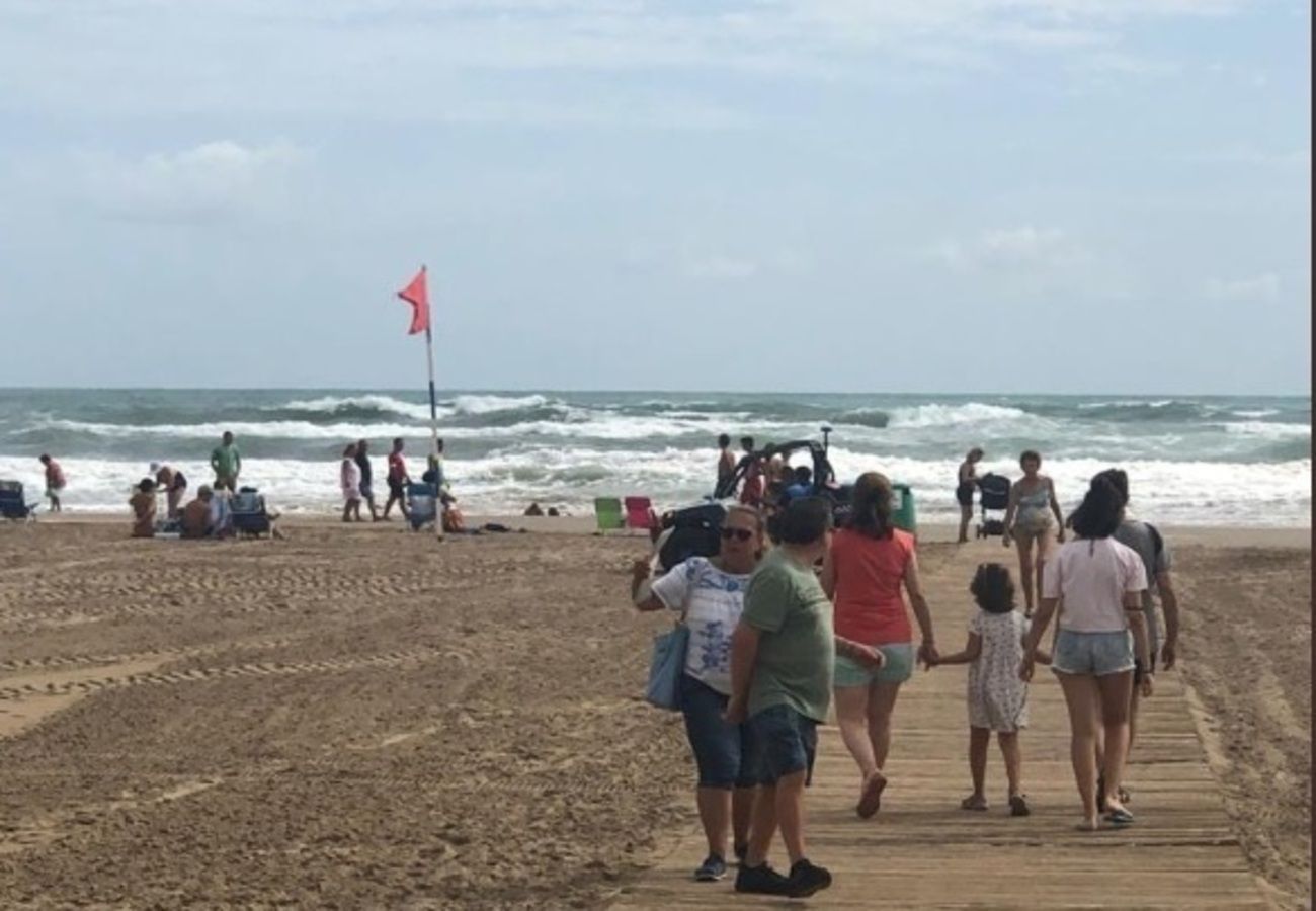 Los motivos por los que los socorristas ponen la bandera roja en la playa. Foto: Europa Press