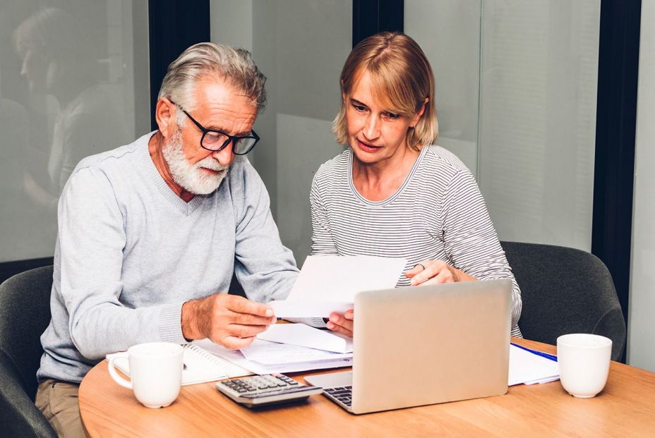 Jubilación anticipada o ayuda para mayores de 52 años, ¿qué me interesa más?