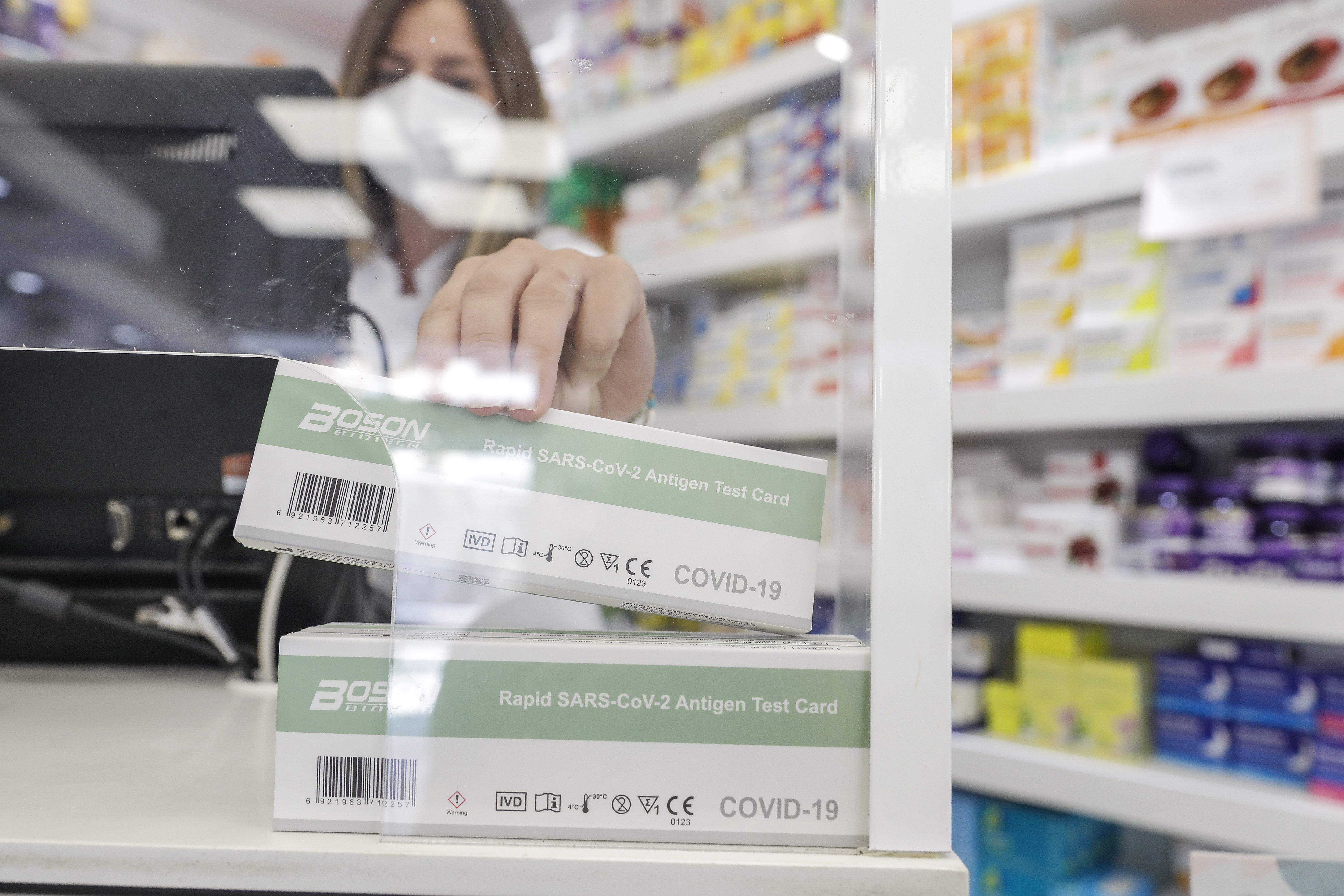 ¿Qué tengo que hacer si doy positivo en un test de antígenos que he comprado en la farmacia?