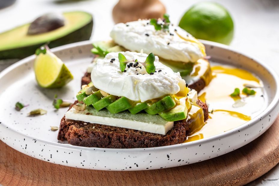 Tosta de aguacate y huevo. bigstock 