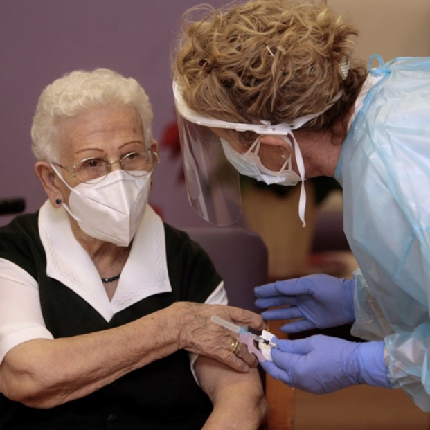 Los mayores de 65 infectados y vacunados tienen más anticuerpos que los que no han pasado la Covid. Foto: Europa Press