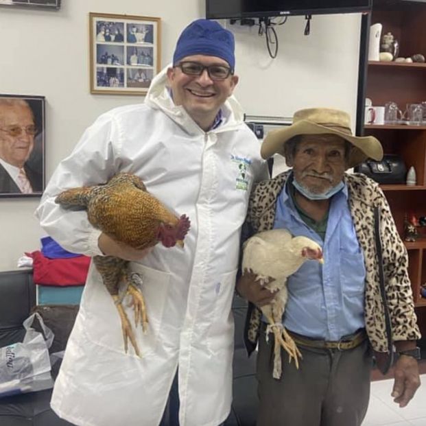 Un hombre de 80 años paga una operación de próstata con dos gallinas y emociona a internet. (Foto: Facebook Álvaro Ramallo Zamora)