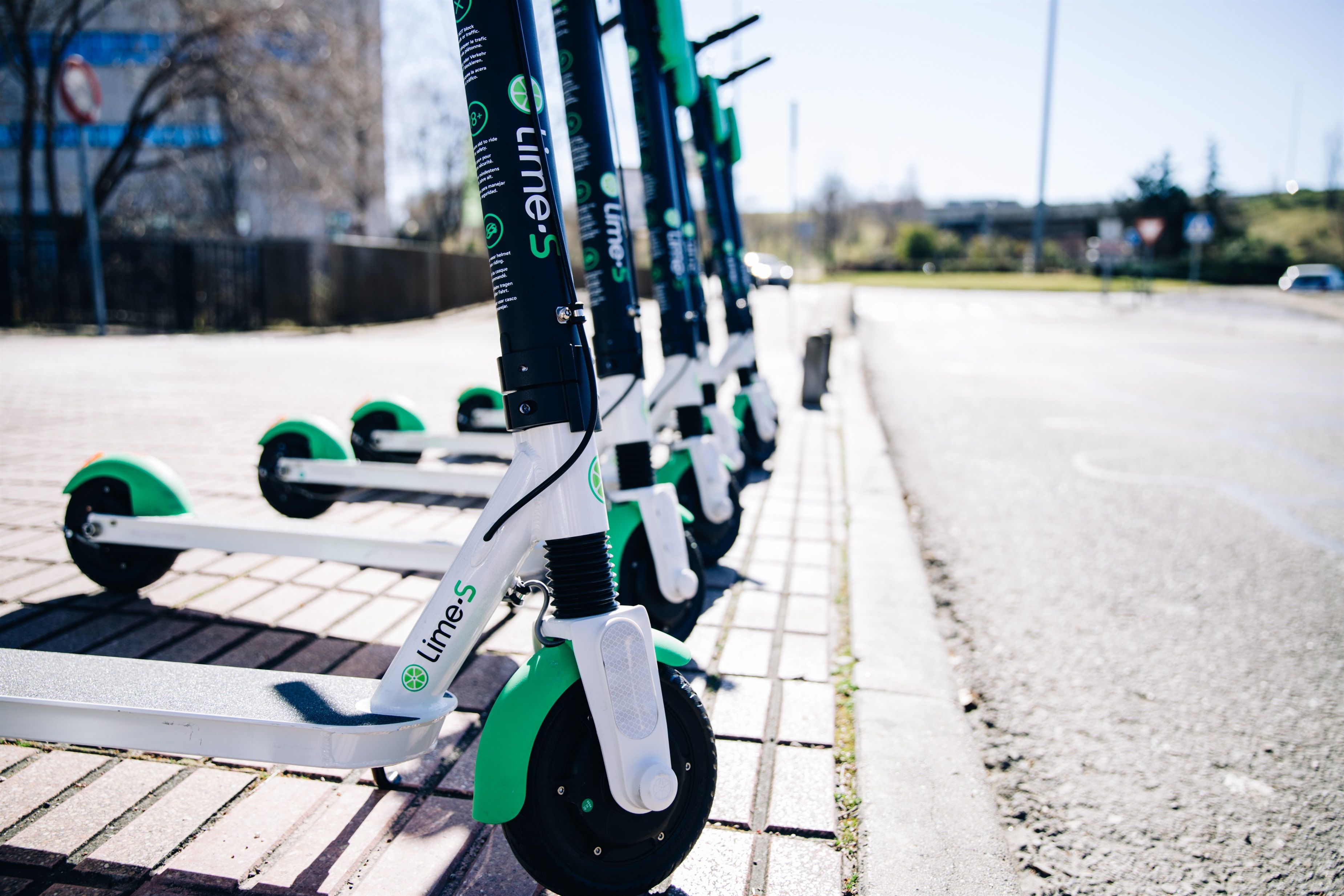 El Ayuntamiento de Málaga abre un expediente para retirar la autorización de los patinetes Lime