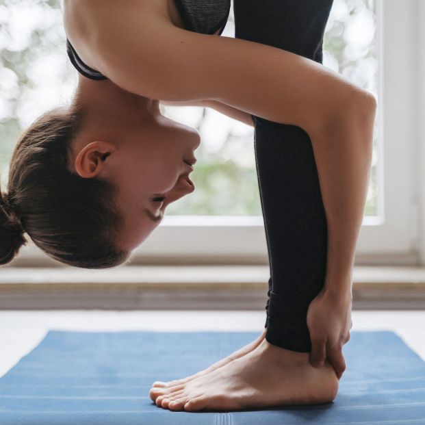 Postura cigüeña ejercicios yoga