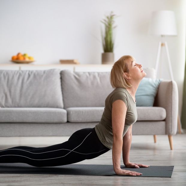 postura 4 apoyos yoga ejercicio