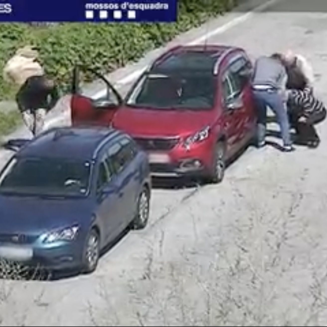 ¡Cuidado! La policía advierte a los mayores sobre los ladrones de autopista (Captura vídeo Mossos d'Escuadra)