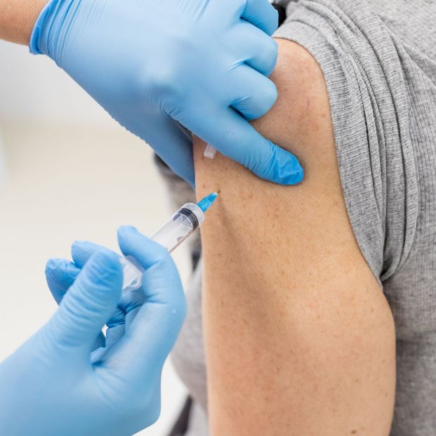 Según un estudio a nivel global la vacuna contra la gripe protege contra los efectos de la covid. Foto: Bigstock 