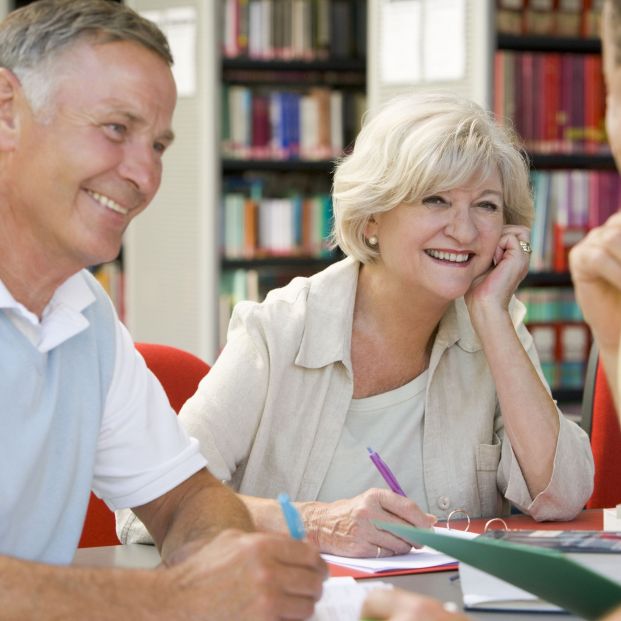 Hombre y mujer escuchando sonrientes (bigstock)