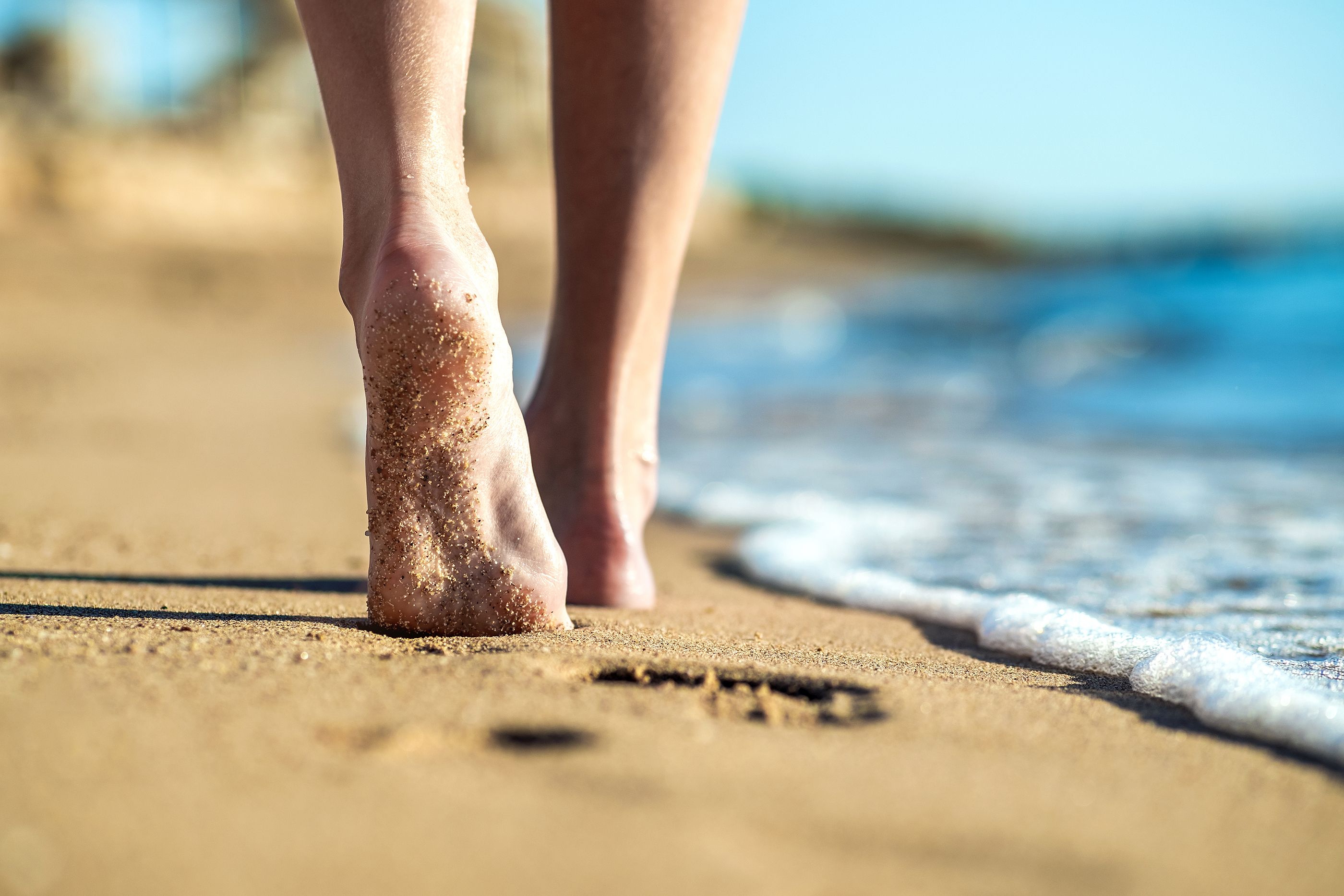 Riesgos de pasear por la playa: consejos para disfrutar del sol y del ejercicio