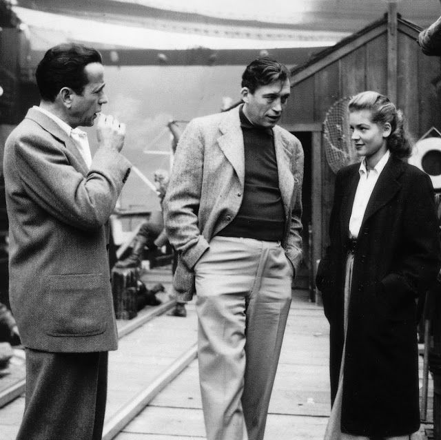 Huston entre Bogart y Bacall en el plató durante el rodaje de Cayo Largo (1948)