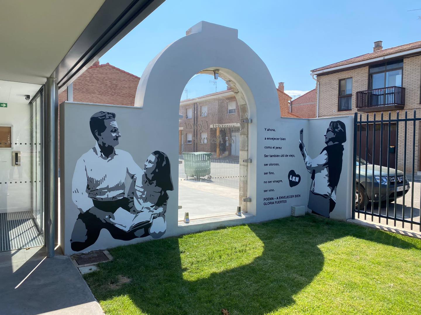 El misterioso mural que homenajea a los mayores en un pueblo de Navarra