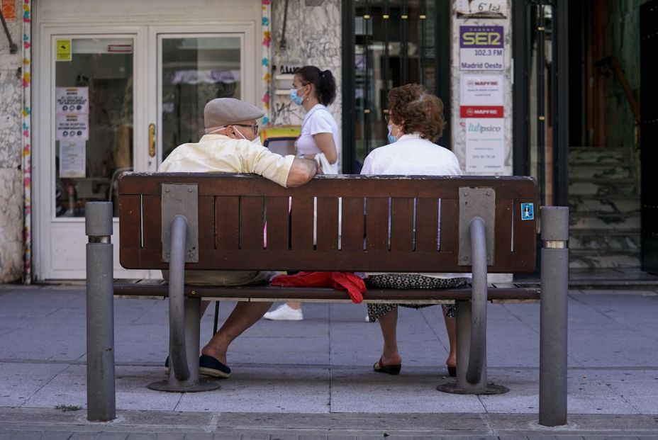 Desigualdad hasta el final: Los hombres tienen más ventajas que las mujeres, también en la vejez