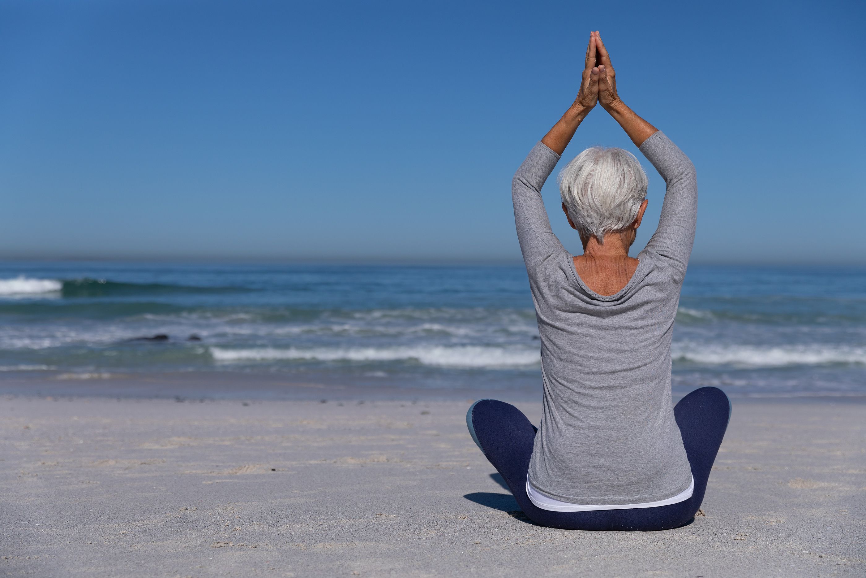 Beneficios de hacer yoga en la playa