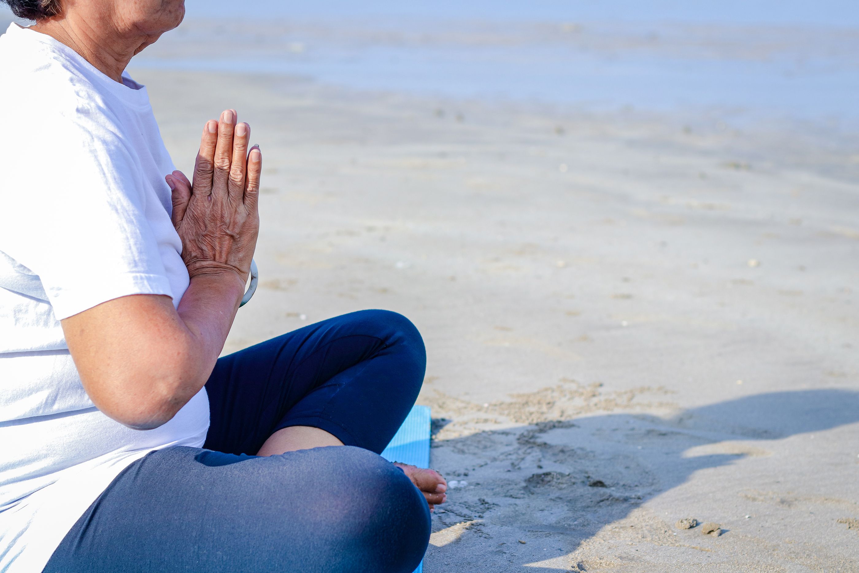 Hacer yoga en la playa