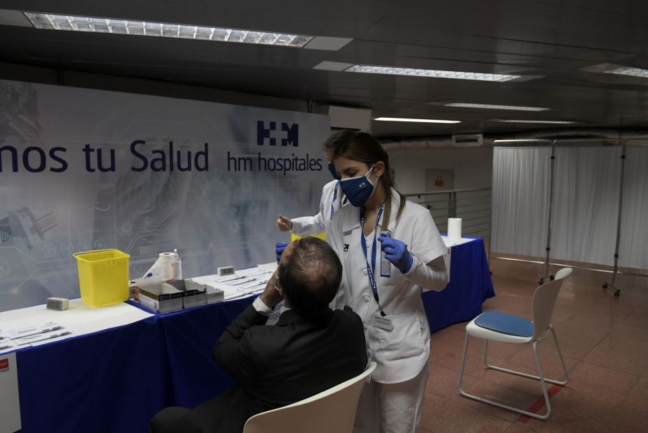 EuropaPress 3822196 sanitaria realiza test antigenos hombre dispositivo realizacion test (2) EuropaPress 3822196 sanitaria realiza test antigenos hombre dispositivo realizacion test (2)