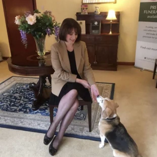 Basil, el perro de terapia que trabaja en una funeraria, y su dueña Rosalinda . Foto:  Clive Pugh Direct)