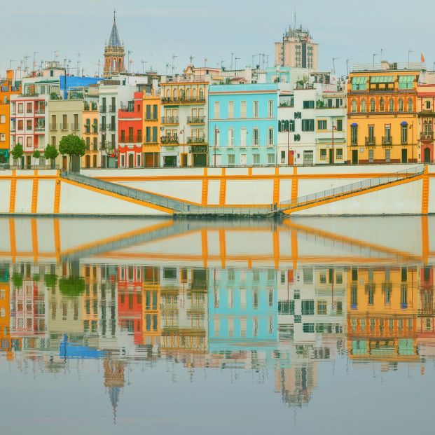 Calle Betis vista desde la orilla contraria (BigStock)