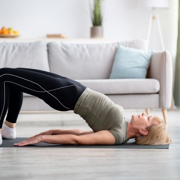 Postura yoga puente para zona lumbar
