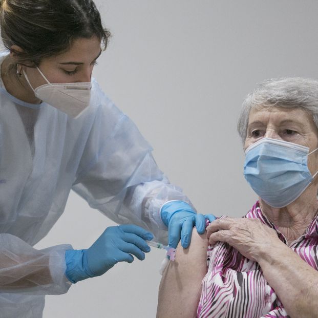 El Gobierno planea aprobar la tercera dosis de la vacuna en septiembre. Foto: Europa Press