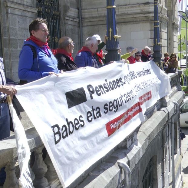 Un grupo de pensionistas despliegan una pancarta en el balcón del ayuntamiento de Bilbao Un grupo de pensionistas despliegan una pancarta en el balcón del ayuntamiento de Bilbao