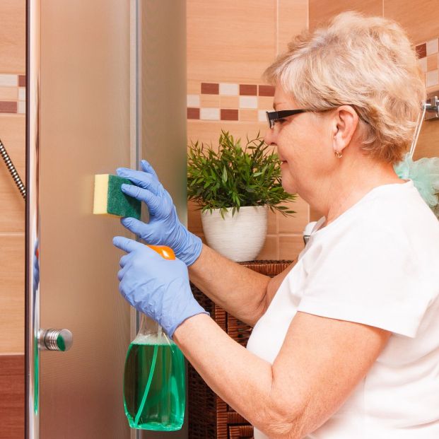 Mujer limpiando el baño (bigstockphoto)