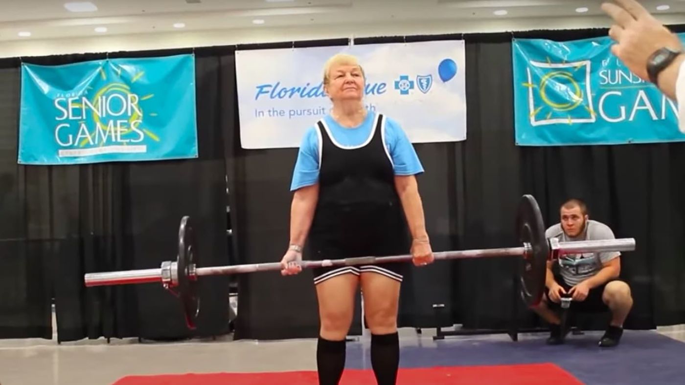 Tiene 100 años y ha entrado en el Libro Guinness como la levantadora de peso más longeva