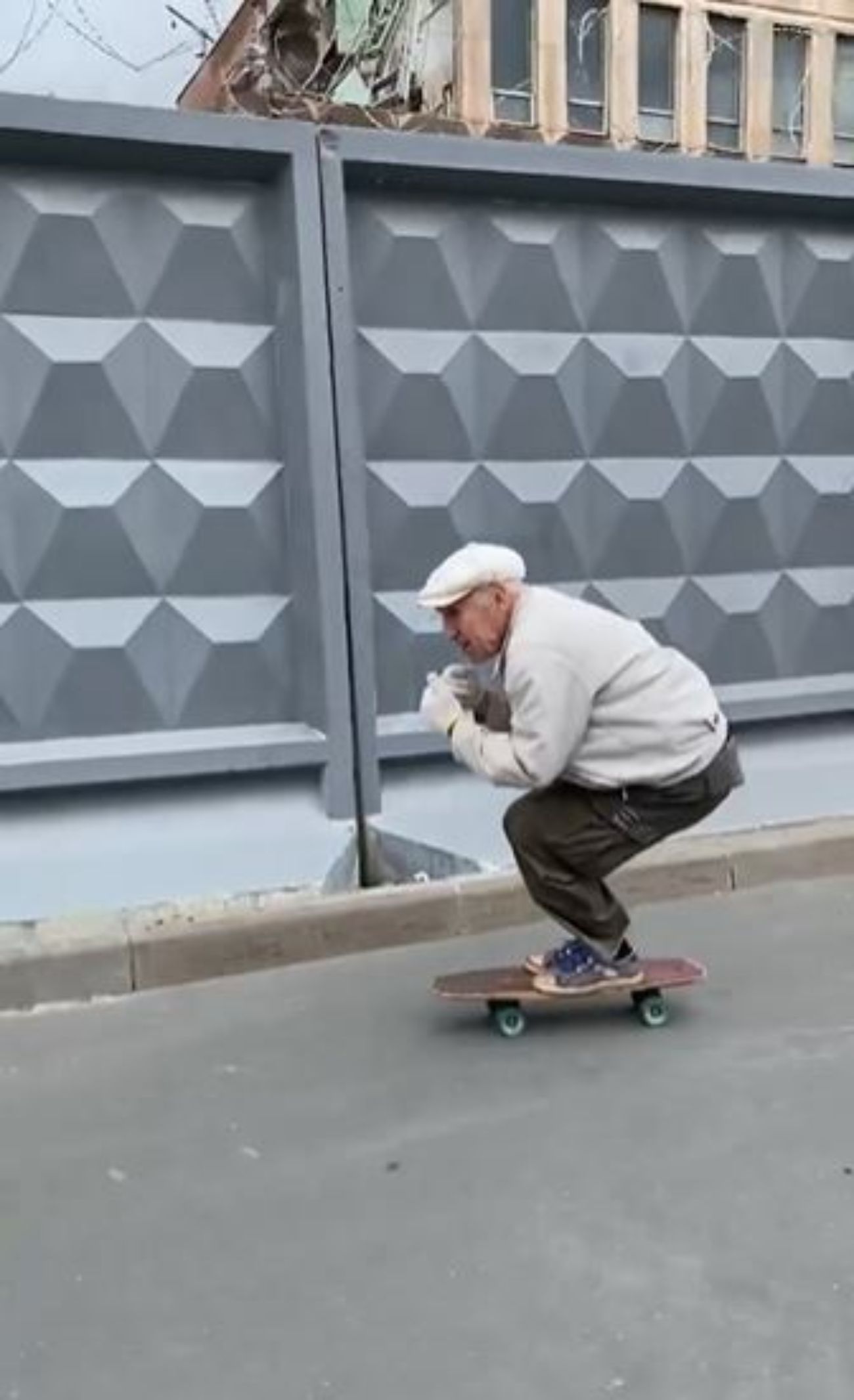 Igor, el hombre de 73 años que arrasa en redes por su habilidad con el skate