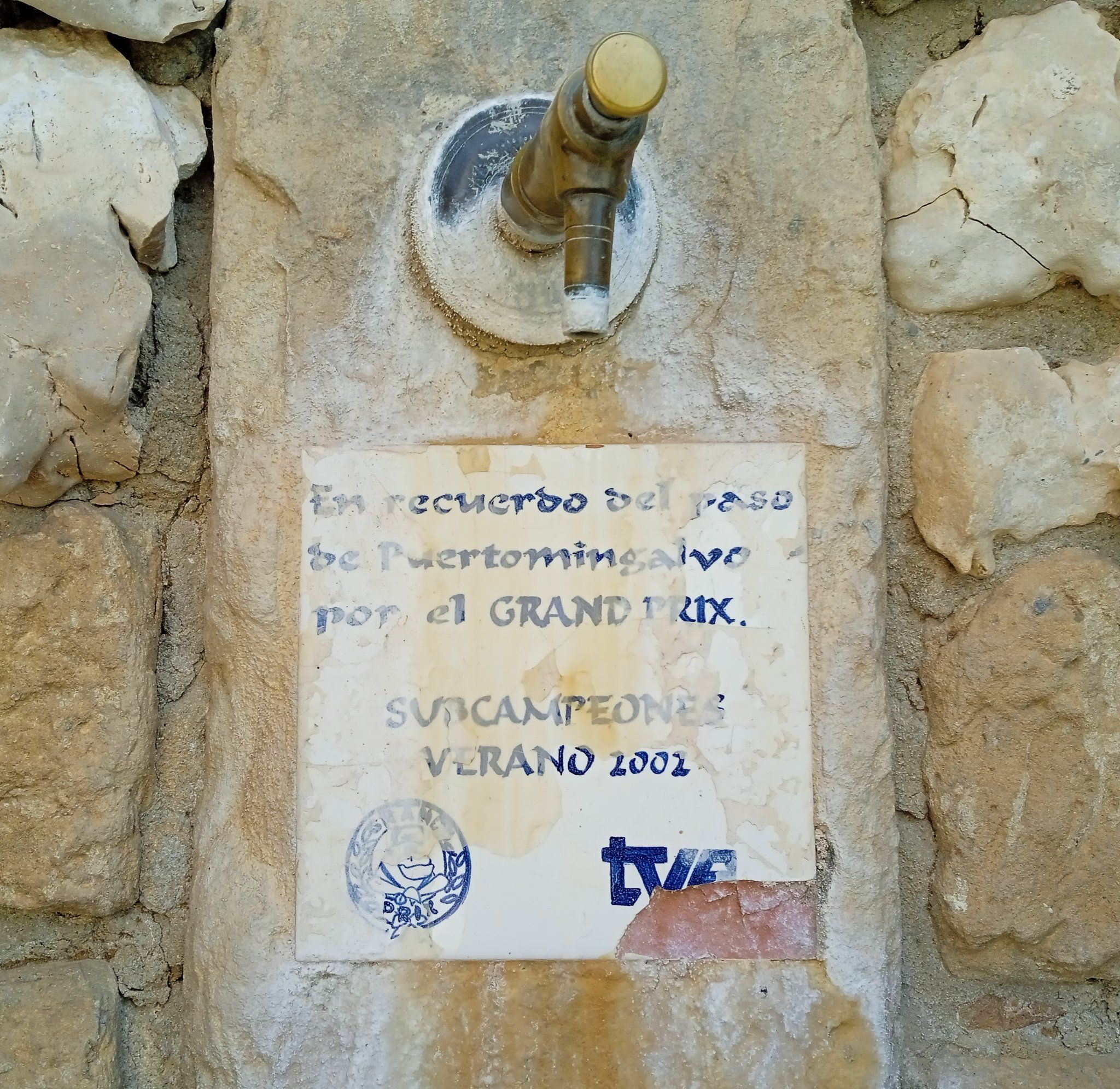 'Honor y gloria': La placa junto a la fuente en un pueblo de Teruel se hace viral en Twitter (Foto, Twitter)