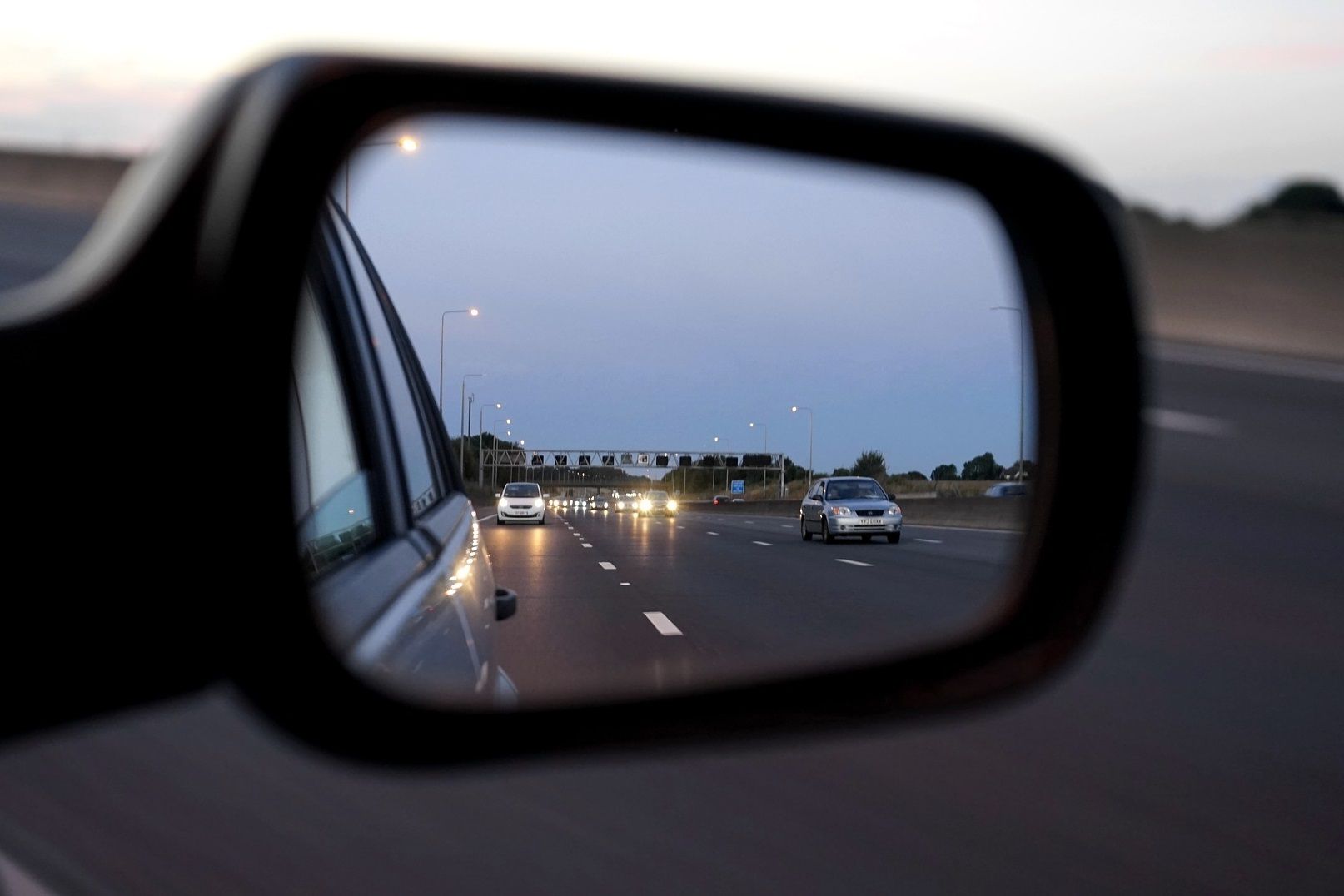 La Guardia Civil y la DGT explican cuál es la forma perfecta de colocar los retrovisores. Foto: Europa Press