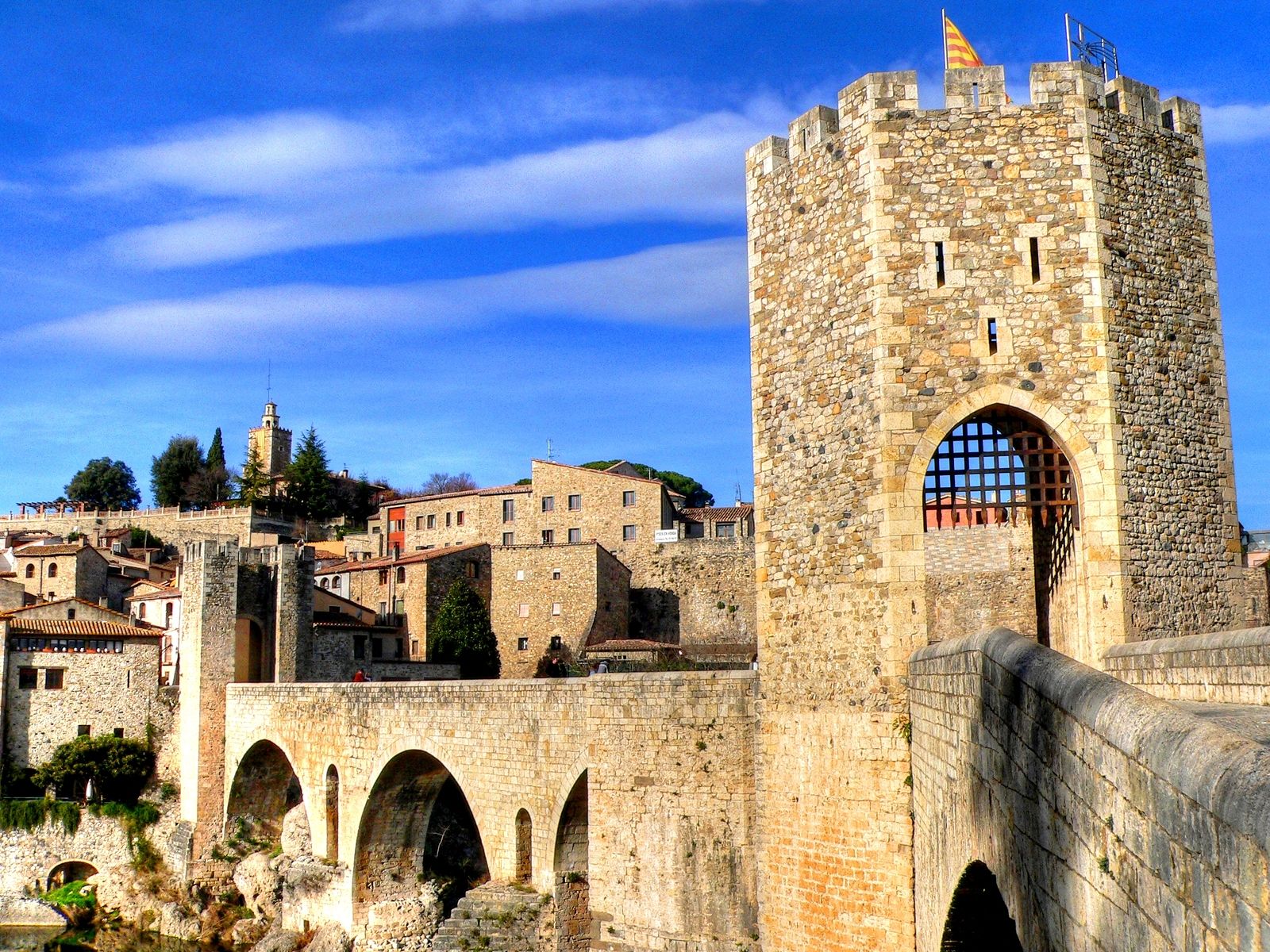 Pueblos españoles donde parece que se ha detenido el tiempo: Besalú, de Cataluña (bigstockphoto)