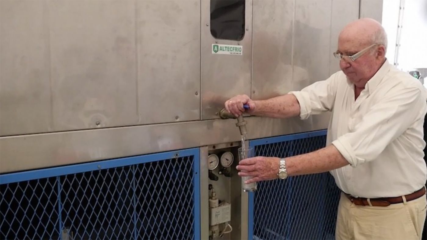 Un jubilado español crea una máquina capaz de producir agua 'de la nada' Un jubilado español crea una máquina capaz de producir agua 'de la nada'