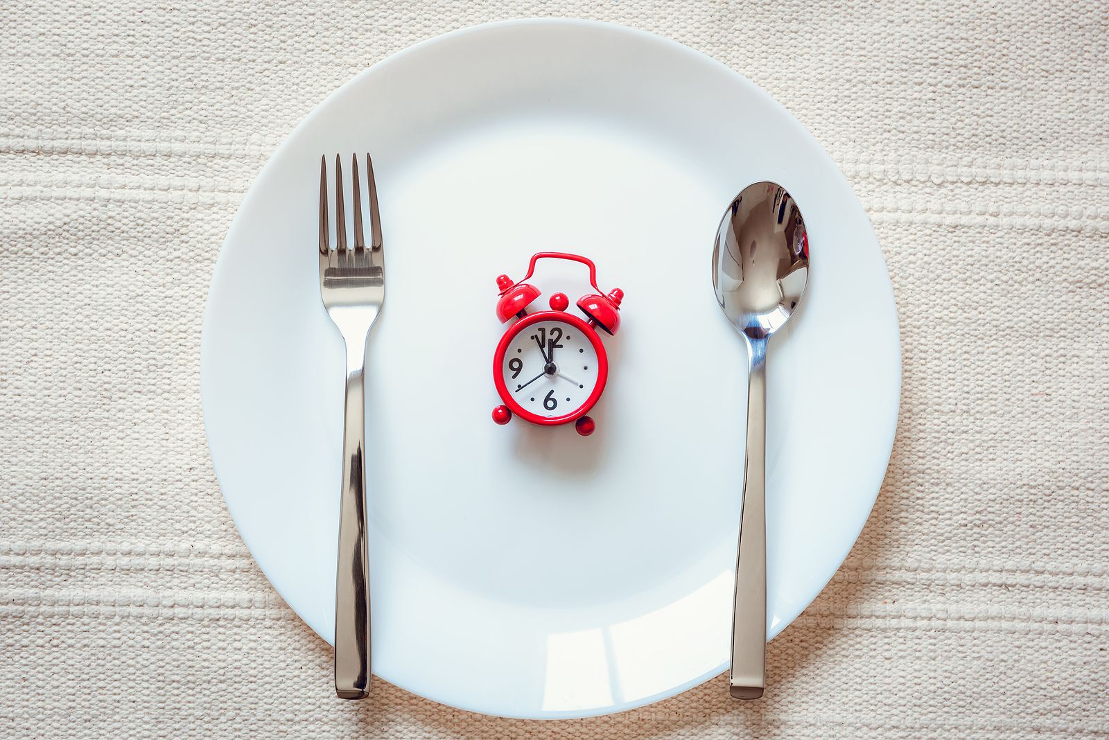 Comer antes de las 3 de la tarde puede ayudarte a adelgazar