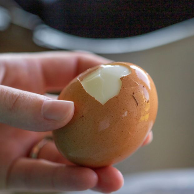 El truco para pelar las patatas y huevos cocidos sin esfuerzo. Foto: Bigstock
