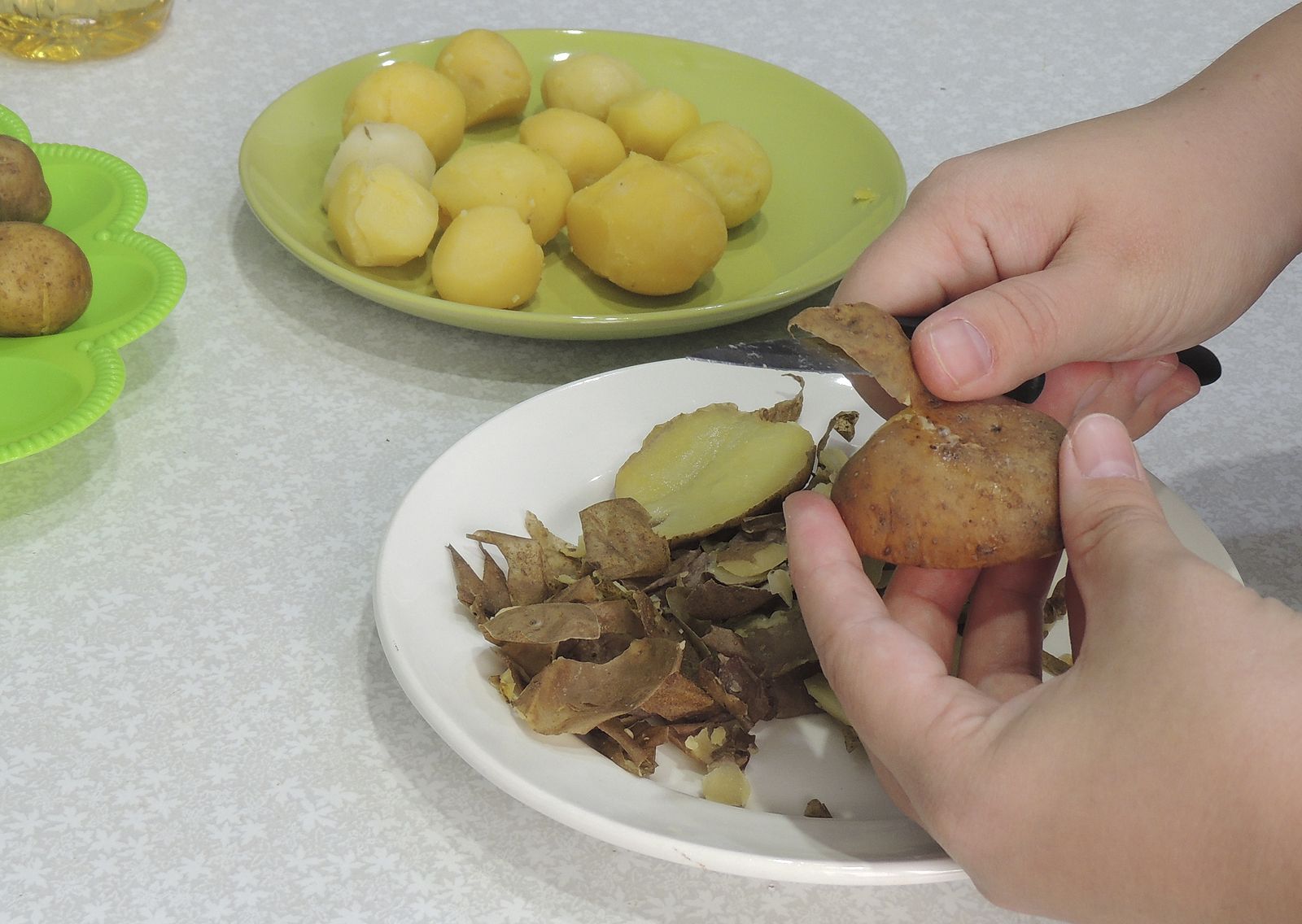 El truco para pelar patatas y huevos cocidos sin esfuerzo